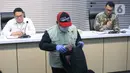 Selain menangkap para terduga, tim KPK juga menyita uang tunai senilai Rp 850 juta dalam sebuah tas atau ransel serta barang elektronik. Tampak dalam foto, petugas mengeluarkan uang barang bukti hasil Operasi Tangkap Tangan (OTT) terduga pelaku tindak pidana korupsi terkait penerimaan atau janji dalam pengurusan sengketa lahan di Pengadilan Negeri Depok di gedung Merah Putih Komisi Pemberantasan Korupsi (KPK), Jakarta, Jumat (6/2/2026). (Liputan6.com/Helmi Fithriansyah)