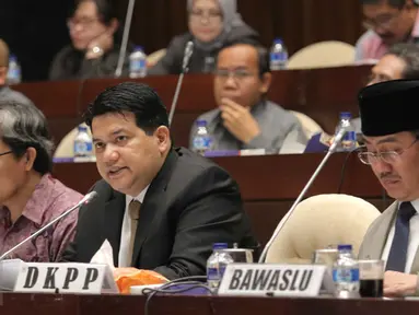 Ketua KPU Husni Kamil Manik (tengah) saat rapat dengar pendapat dengan Komisi II di DPR RI, Jakarta, Senin (1/2/2016). Rapat tersebut membahas evaluasi penyelenggara Pilkada serentak 2015 dan masa retensi surat suara. (Liputan6.com/Angga Yuniar)