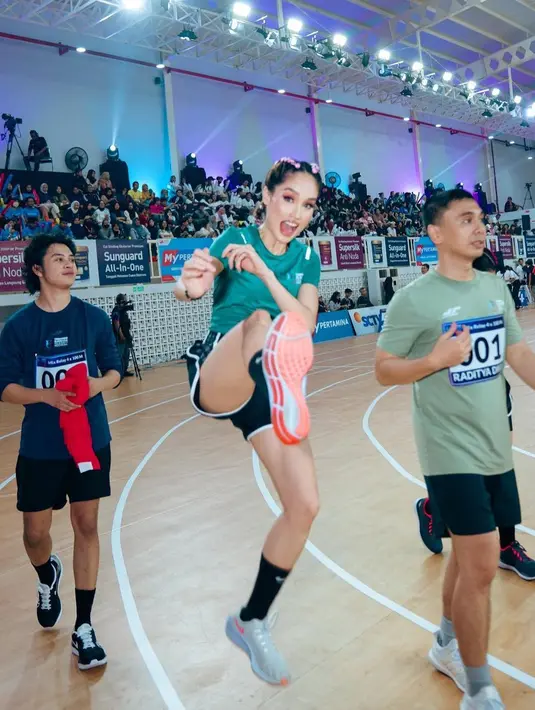 Selebrasi pemeran dalam film Goodnight itu saat keluar sebagai juara dalam lomba balap lari 100 meter. [Instagram/claurakiehl]