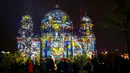 Sejumlah wisatawan mengamati Katedral Berlin yang dihiasi cahaya saat Festival Cahaya di Berlin, Jerman, Sabtu (10/10/2015). Festival ini merupakan event tahunan yang diadakan setiap bulan Oktober selama dua belas hari.(REUTERS/Hannibal Hanschke)