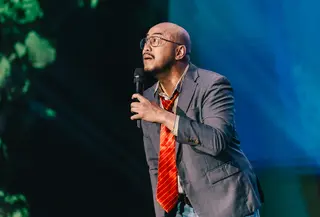 Penampilan Pandji Pragiwaksono dalam The Founder5 II: Unfinished Business di Istora Senayan pada Minggu (16/12/2025). (Doc. via GOLDLive Indonesia)