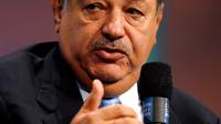 Di posisi ke enam dalam daftar 10 Orang Terkaya di Dunia adalah Carlos Slim Helu, pengusaha telekomunikasi asal Meksiko. Aset harta pria 77 tahun ini diprediksi mencapai 55,7 miliar dolar atau kurang lebih 724 triliun rupiah. (AP Photo/Jason DeCrow)