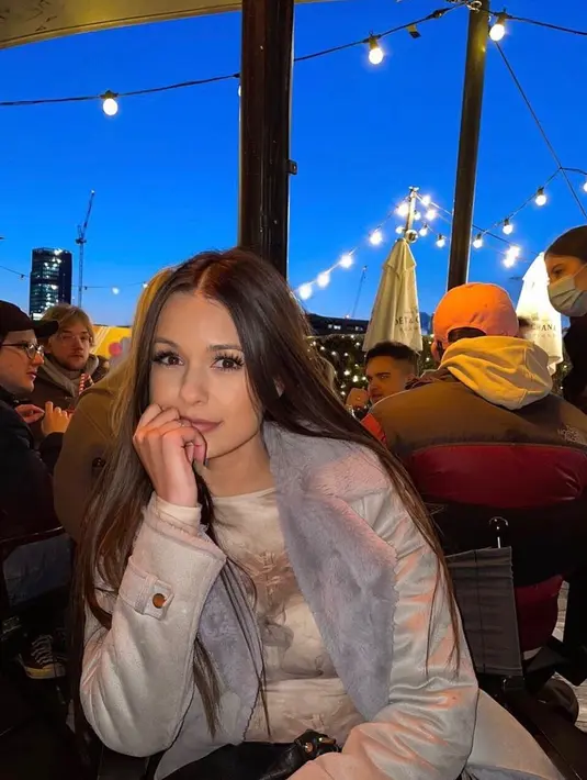 Paras bule dengan kulit eksotiknya menjadi daya tarik Ria Andrews yang menawan. (FOTO: instagram.com/ria.travelwithmeri/)