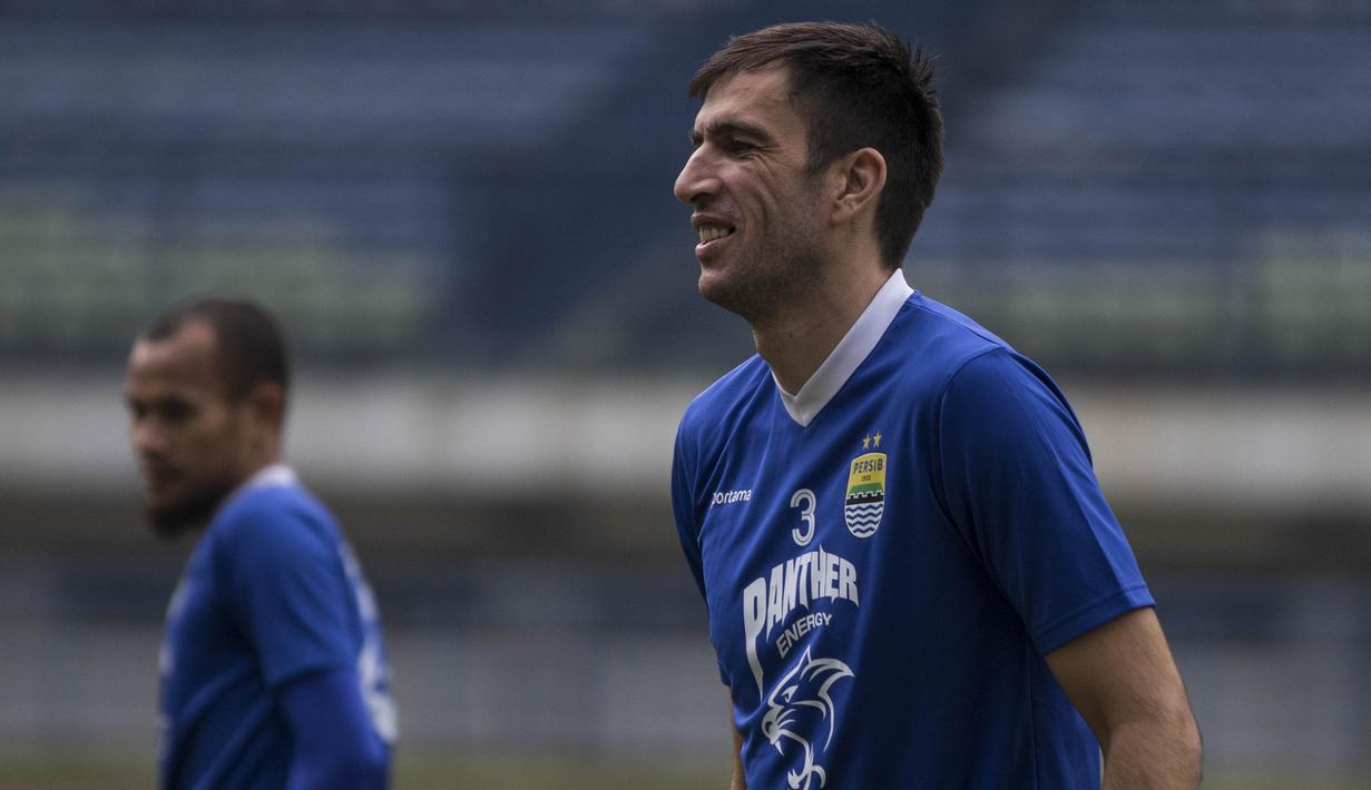 Bek Persib, Vladimir Vujovic, saat latihan di Stadion GBLA, Jawa Barat, Kamis (20/7/2017). Persib bersiap menghadapi Persija pada laga Liga 1. (Bola.com/Vitalis Yogi Trisna)