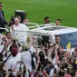 Kedatangan Paus Fransiskus di Stadion Utama Gelora Bung Karno disambut nyanyian lagu rohani berjudul “Kristus Jaya” dan “Ave Maria”. (Dita ALANGKARA/POOL/AFP)