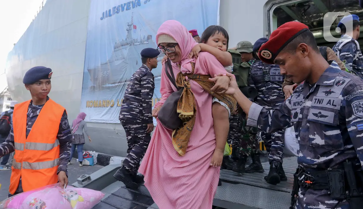 Prajurit TNI AL membantu pemudik turun dari KRI Banda Aceh-593 setibanya di Dermaga Komando Lintas Laut Militer (Kolinlamil), Tanjung Priok, Jakarta, Senin (15/4/2024). (Liputan6.com/Herman Zakharia)