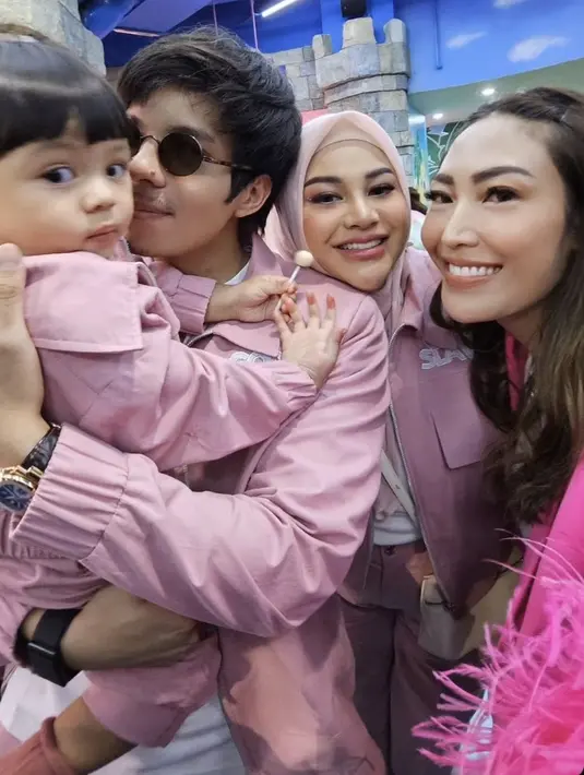 Ayu Dewi juga hadir mengenakan blazer pink dengan aksen bulu pada bagian lengannya dipadukan inner dan celana panjang putih. [@mrsayudewi]