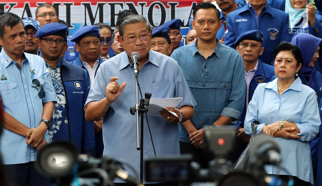 Sejumlah pengurus mendampingi Ketua Umum Partai Demokrat Susilo Bambang Yudhoyono saat memberi keterangan pers di DPP Partai Demokrat, Jakarta, Selasa (6/2). Selain e-KTP, SBY juga menegaskan tidak pernah ikut proyek lainnya. (Liputan6.com/JohanTallo)