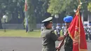 Mayjen TNI Maliki Mift (kanan) menerima pataka dari Panglima TNI Jenderal TNI Moeldoko saat peresmian organisasi Polisi Militer TNI di Mabes TNI, Jakarta, Senin (4/5/201). (Liputan6.com/Herman Zakharia)