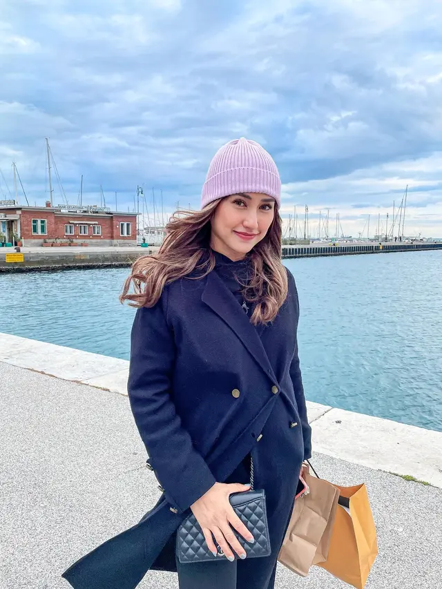 Tampil Gaya dengan Baby Cesco, Ini 7 Potret Liburan Louise Anastasya Saat di Italia