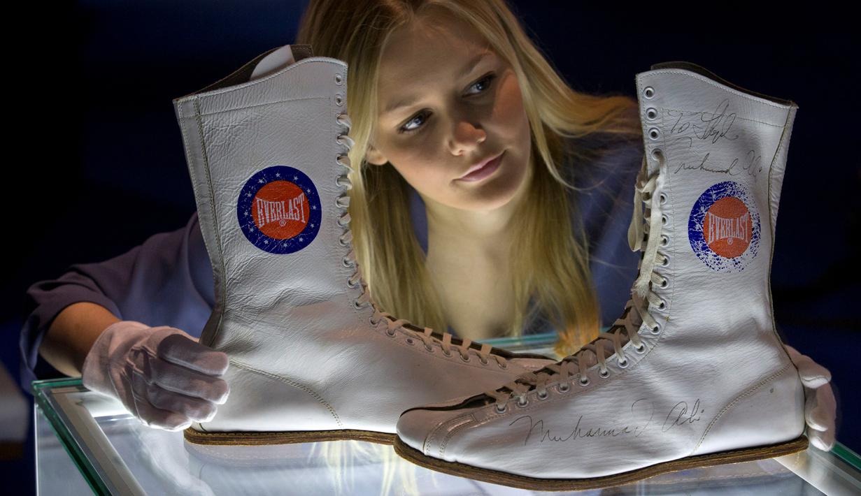 Sepatu Muhammad Ali yang digunakan saat melawan Jimmy Young tahun 1975 dipajang jelang pameran perjalanan hidup Muhammad Ali dengan judul "I Am The Greatest" di O2 Arena, London, Inggris, (3/3/2016). (AFP/Justin Tallis)