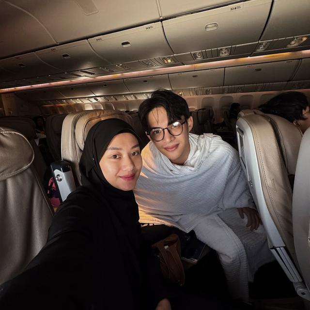 6 Potret Romantis Rey Mbayang dan Dinda Hauw Selama Umrah,