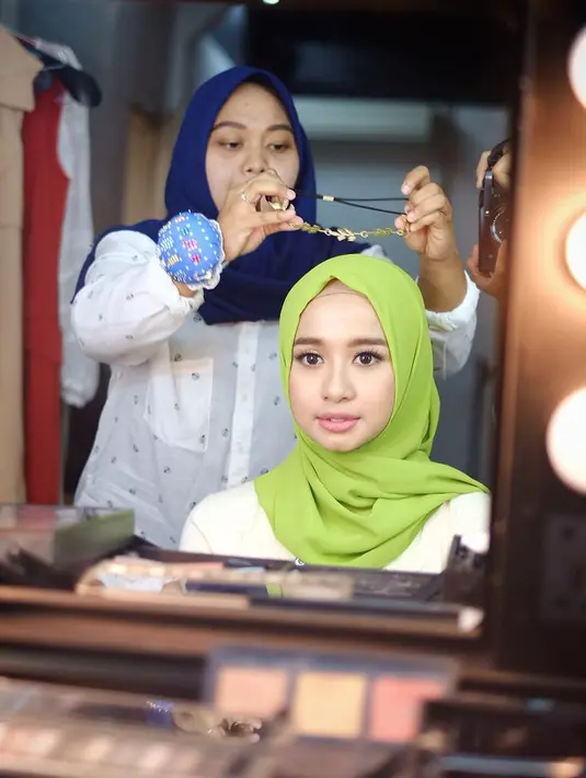 Wajah Laudya Cynthia Bella tampak semakin cerah saat mengenakan makeup. (foto: instagram.com/bubahalfian)