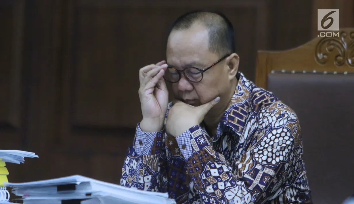 Mantan Kepala BPPN, Syafruddin Arsyad Temenggung saat menjalani sidang lanjutan di Pengadilan Tipikor, Jakarta, Senin (6/8). Sidang mendengar keterangan dua saksi ahli. (Liputan6.com/Helmi Fithriansyah)