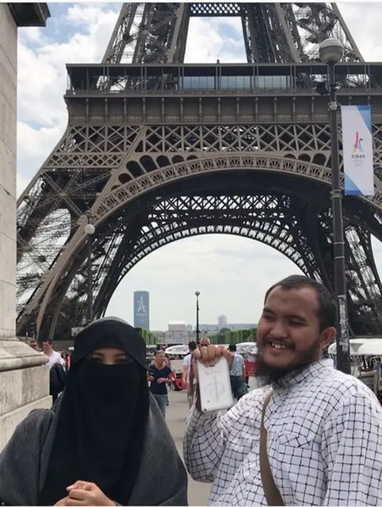 Indadari hanya berusaha ikhlas ketika rumah tangga yang keduanya harus berakhir. Ia mengaku, setelah sang suami kembali ke panggung hiburan pertama, Caisar langsung menjatuhkan talak. (Instagram/jauhdimatadekatdidoa)