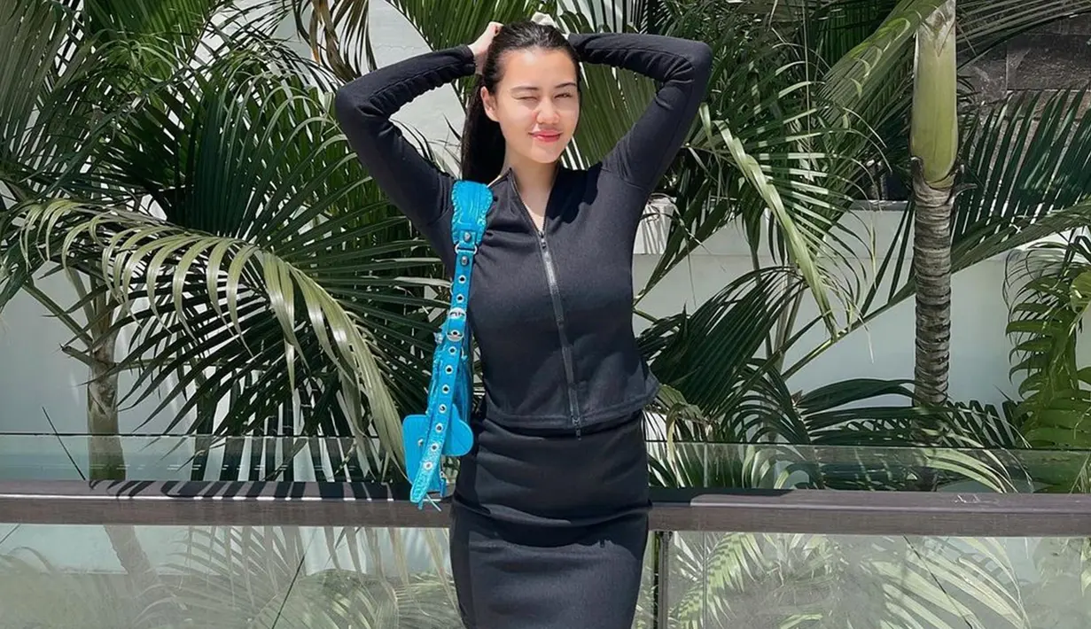 Menggunakan rok hitam, serta jaket berwarna senada, wanita kelahiran 8 Maret 2002 ini memilih untuk menggunakan sling bag warna biru. Penampilan Aaliyah Massaid ini juga curi perhatian netizen. Pasalnya, meski tampak sederhana, ia tetap terlihat memsona. (Liputan6.com/IG/@aaliyah.massaid)