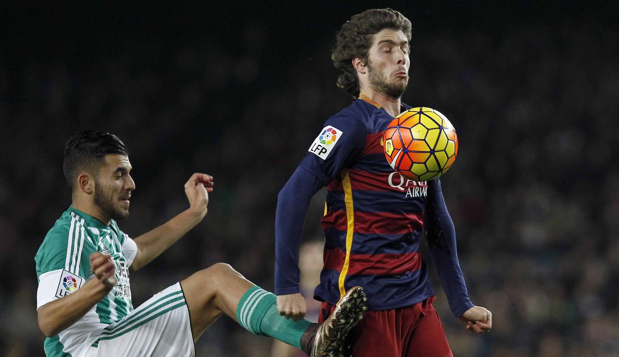 Pemain FC Barcelona, Sergi Roberto (kanan)  menghalau bola dari sepakanReal Betis, Dani Ceballos pada laga La Liga Spanyol di Stadion Cam Nou, Barcelona, Kamis (31/12/2015) dini hari WIB.   (EPA/Quique Garcia)