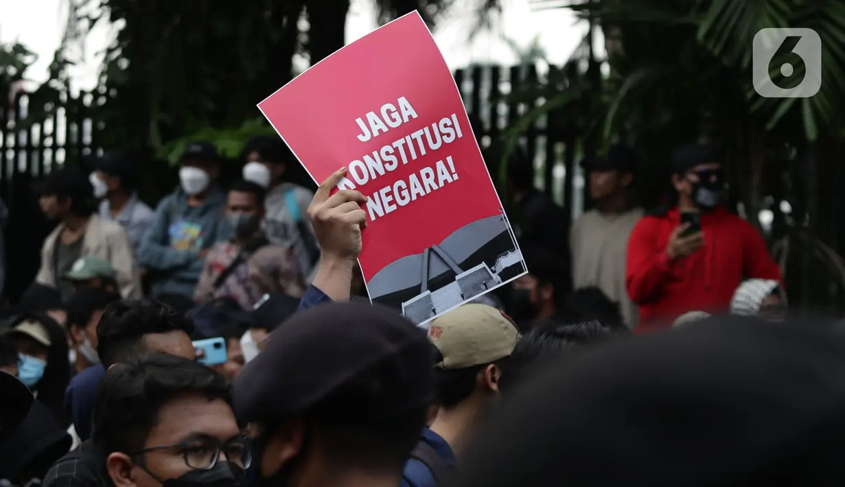 Aliansi Mahasiswa dari berbagai universitas melakukan aksi jalan kaki menuju Gedung MPR/DPR/DPD untuk menyuarakan aspirasi, Senin (11/4/2022). Dalam aksinya, mereka menuntut penurunan harga bahan pangan, menolak isu perpanjangan masa jabatan Presiden. (Liputan6.com/Helmi Fithriansyah)