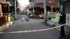 Seorang polisi berjaga di lokasi ledakan bom kembar di kawasan resor  Hua Hin, Thailand, Jumat (12/8). Ledakan yang terjadi di wilayah cukup terkenal di kalangan turis itu menewaskan satu orang dan melukai 19 lainnya. (Munir Uz ZAMAN/APF/AFP)