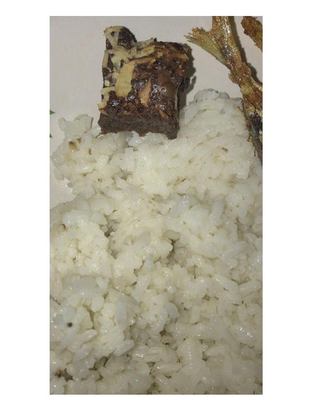 Enggak Habis Pikir, 6 Potret Nasi Lauk Kue dan Roti Ini Bikin Geleng Kepala