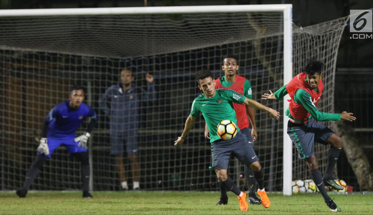 Pemain Timnas Indonesia U-19, Egy Maulana Vikri (tengah) berebut bola saat latihan perdana jelang laga melawan Jepang U-19 di Lapangan A Kompleks GBK, Jakarta, Kamis (22/3). Laga kedua tim akan digelar Minggu (25/3). (Liputan6.com/Helmi Fithriansyah)