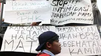 Sejumlah tulisan ditempelkan saat unjuk rasa di depan gedung Kementerian Ketenagakerjaan, Jakarta, Kamis (6/7). Massa menuntut agar seluruh sopir tangki BBM Pertamina Patra Niaga dan Elnusa Petrofin karyawan tetap. (Liputan6.com/Immanuel Antonius)