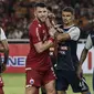 Bek Arema FC, Arthur Cunha, menahan pergerakan striker Persija Jakarta, Marko Simic, pada laga Liga 1 di SUGBK, Jakarta, Sabtu (31/3/2018). Persija menang 3-1 atas Arema FC. (Bola.com/Vitalis Yogi Trisna)