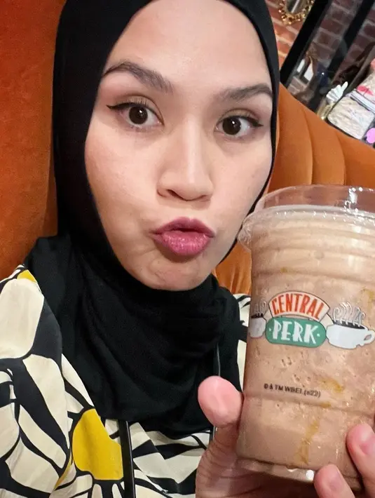 “Kalo anak2 histeris liat playground, ku histeris liat setnya Friends. Jujur baru nonton dan bisa nikmatin friends selama pandemi kmrn,” tulis Zaskia Adya Mecca bersama unggahan ini. “Pas SMA dan Kuliah sempet berapa kali coba nonton friends ko ga nyambung gitu rasanya ga relate jadi selalu stuck di episode 2/3 max,” cuit bintang film Ayat-ayat Cinta. (Foto: Dok. Instagram @zaskiadyamecca)