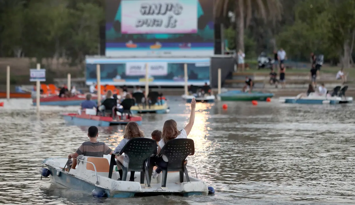 Orang-orang duduk di atas perahu saat "berlayar" di bioskop terapung, Tel Aviv, Israel, 20 Agustus 2020. Bioskop terapung ini merupakan inisiatif pemerintah Kota Tel Aviv untuk menyediakan acara budaya bagi warga selama pembatasan di tengah pandemi COVID-19. (Xinhua/JINI/Gideon Markowicz)