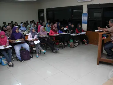 Para mengikuti kegiatan perkuliahan di Fakultas Ilmu Sosial, Universitas Negeri Jakarta, (17/9/14). (Liputan6.com/Faizal Fanani)