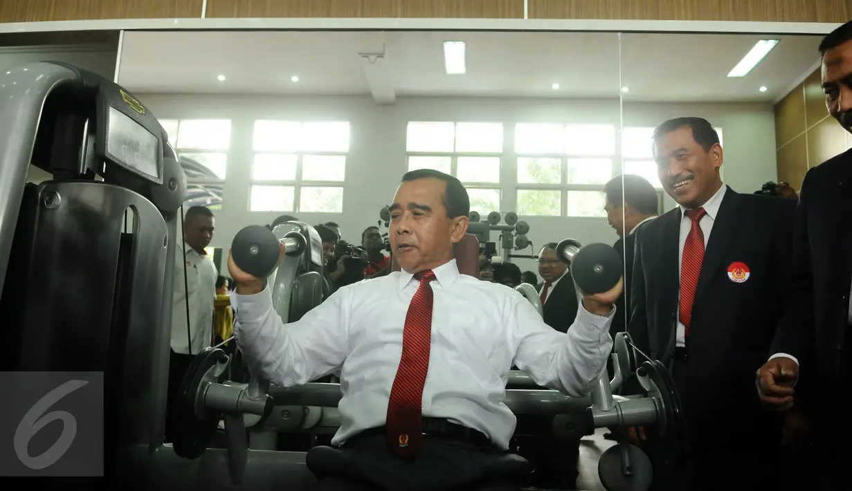 Ketua KONI Pusat, Tono Suratman (baju putih) mencoba fasilitas Fitness Center KONI Pusat di Kawasan Stadion GBK Jakarta, Senin (11/1/2016). Fitness Center pertama kali digunakan pada sekitar tahun 1970 an. (Liputan6.com/Helmi Fithriansyah)