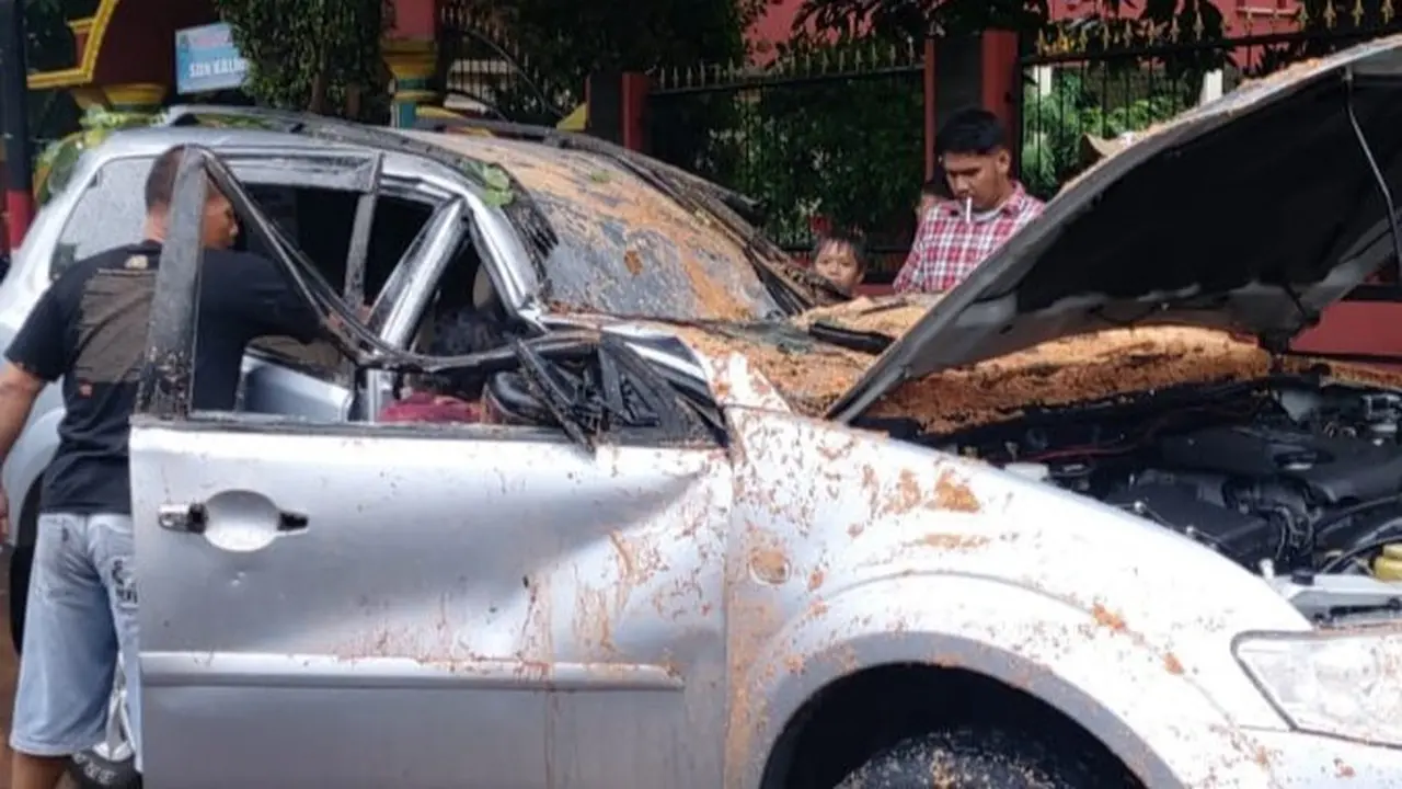 Mobil Tertimpa Pohon Akibat Hujan dan Angin di Depok.