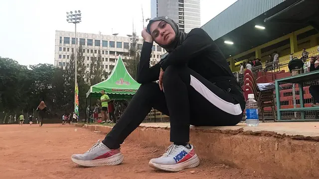 FOTO: Gaya Zee Zee Shahab saat Olahraga Lari, Sporty dan Modis