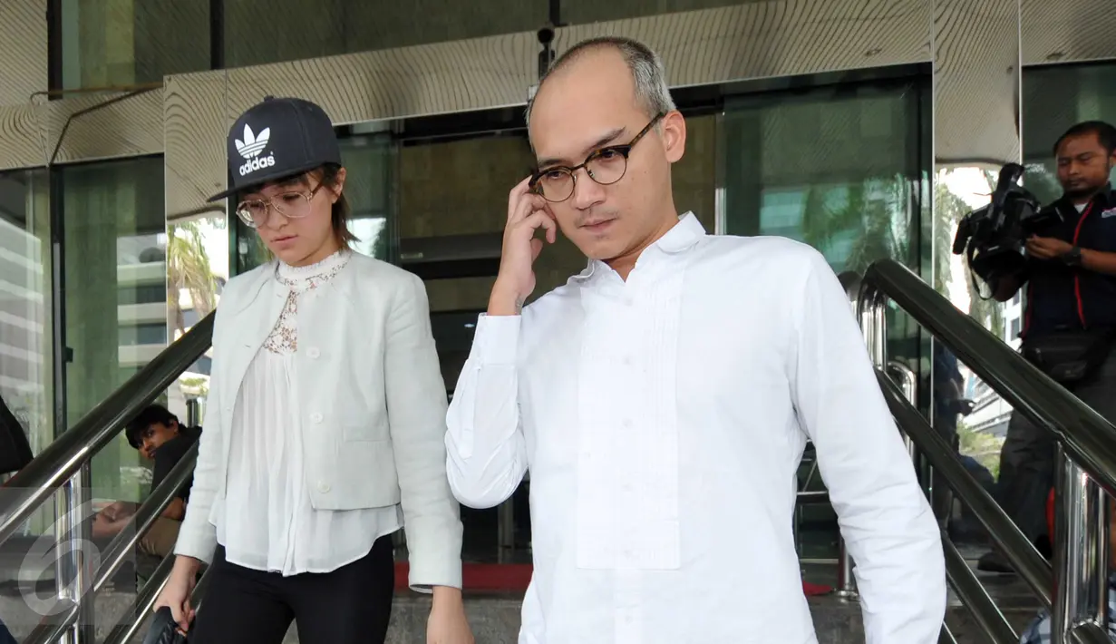 Artis Marshanda bersama sang kekasih, Egi John saat akan meninggalkan Gedung KPK, Jakarta, Jumat (2/10/2015). Marshanda datang untuk meminta izin agar bisa menjenguk Otto Cornelis Kaligis yang ditahan di Rutan Guntur. (Liputan6.com/Helmi Afandi)
