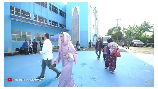 10 Momen Ashanty Hadiri Wisuda Kelulusan Anak Angkatnya, Penuh Bahagia