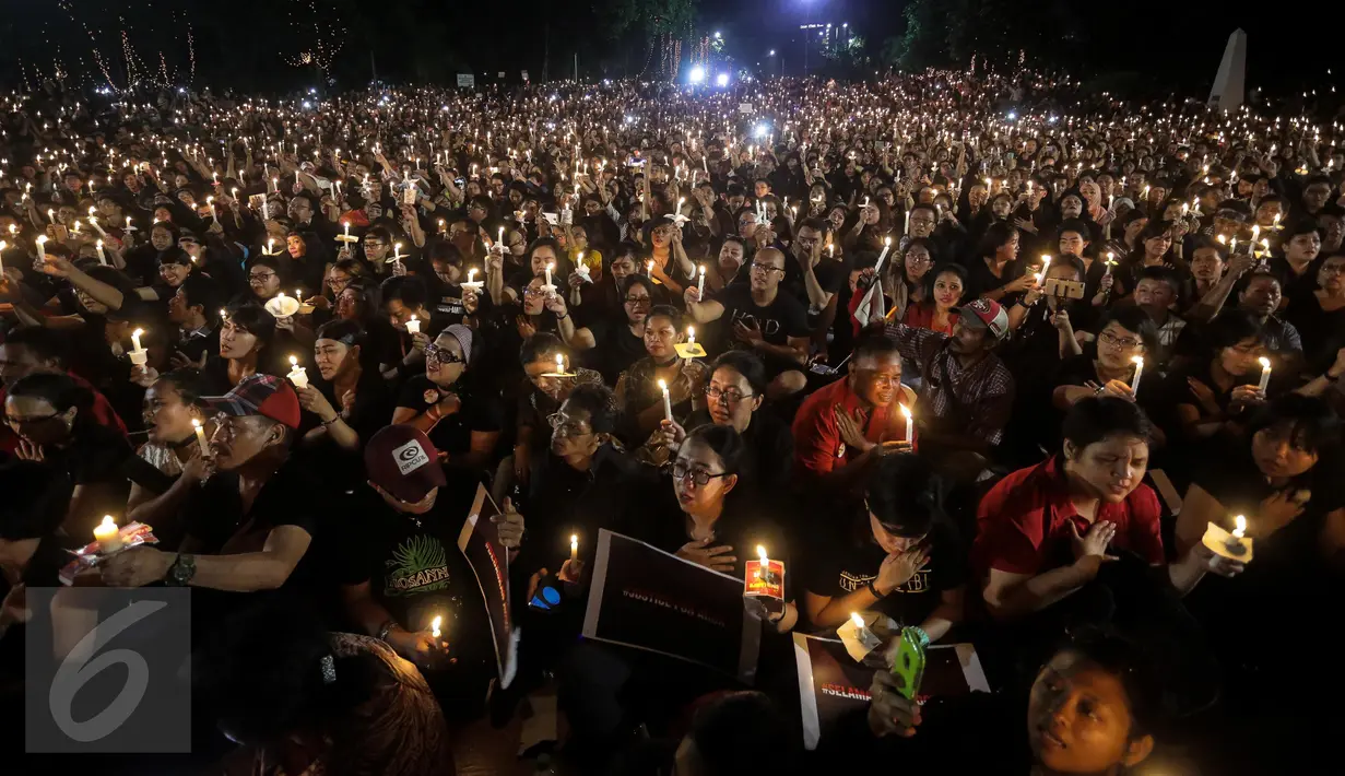 Ribuan pendukung Basuki Tjahaja Purnama atau Ahok menggelar acara Malam Solidaritas atas Matinya Keadilan di Tugu Proklamasi, Jakarta (10/05). Mereka menyanyikan lagu-lagu nasional dengan menyalakan lilin. (Liputan6.com/Faizal Fanani)