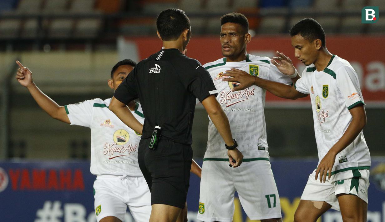 Pemain Persebaya Surabaya, Ricky R Kambuaya (tengah) dan Rendi Irwan Saputra (kiri) memprotes keras keputusan wasit saat melawan PS Sleman. (Foto: Bola.com/Ikhwan Yanuar)