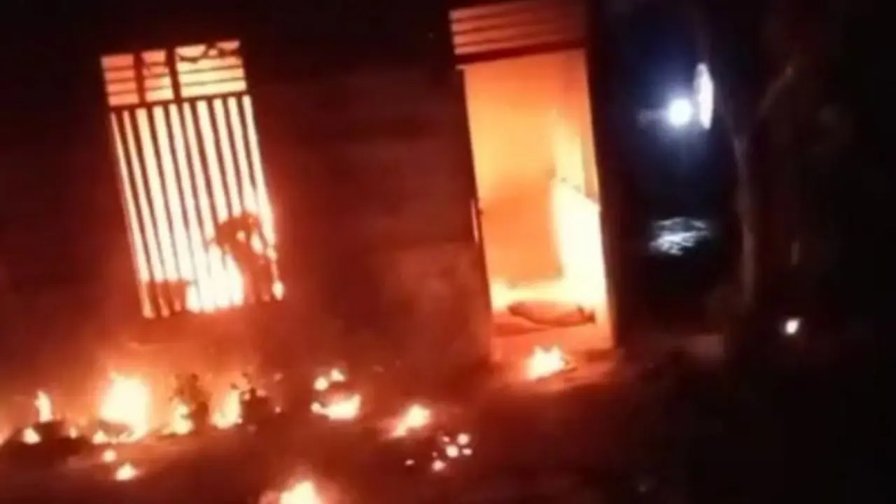 Rumah warga di Aceh terbakar. (Antara)