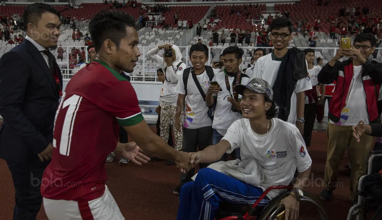 Gelandang Timnas Indonesia, Andik Vermansah, menyapa penonton difabel usai melawan Islandia pada laga persahabatan di SUGBK, Jakarta, Minggu (14/1/2018). Timnas Indonesia kalah 1-4 dari Islandia. (Bola.com/Vitalis Yogi Trisna)