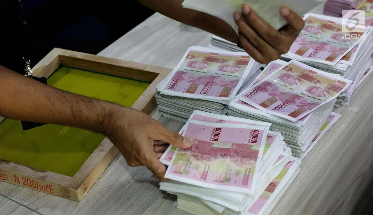 Uang palsu diperlihatkan saat rilis oleh Direktorat Tindak Pidana Ekonomi Khusus Bareskrim Polri, Jakarta, Kamis (7/11). Polisi mendapati barang bukti uang palsu pecahan Rp 100 ribu sebanyak 500 lembar siap edar. (Liputan6.com/Faizal Fanani)