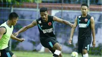 Bek PSM Makassar, Hasyim Kipuw, bakal kembali jadi andalan saat menghadapi Mitra Kukar dalam laga lanjutan Liga 1 2018. (Bola.com/Abdi Satria)