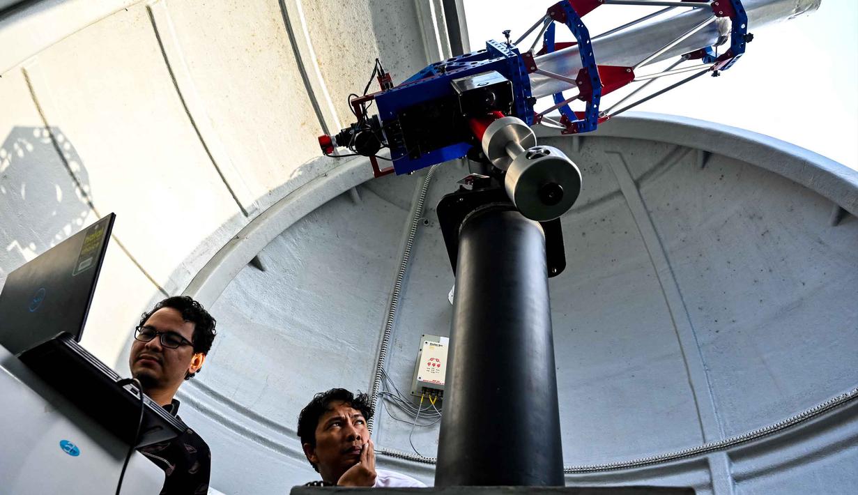 Rukyat merupakan metode penentuan awal bulan Hijriah (seperti Ramadan, Syawal) dengan cara mengamati hilal (bulan sabit muda) secara langsung sesaat setelah matahari terbenam. Tampak dalam foto, petugas observatorium menyiapkan teleskop untuk mengamati bulan menjelang Idul Fitri sekaligus menandai berakhirnya bulan suci Ramadan1447 Hijriah melalui teleskop di kantor observatorium, pantai Lhoknga, Aceh pada Kamis 19 Maret 2026. (CHAIDEER MAHYUDDIN/AFP)