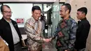 Menko Polhukam Tedjo Edhy Purdijatno berjabat tangan dengan Ketua KPK Abraham Samad (kanan), Jakarta, Selasa (16/12/2014). (Liputan6.com/Miftahul Hayat)
