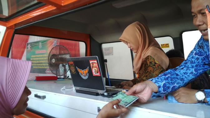 Warga Cirebon saat menikmati layanan kantor pos terkait pembayaran denda tilang. Foto (Liputan6.com / Panji Prayitno)