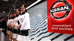 Sejumlah model berdiri di stan Nissan selama Tokyo Motor Show di Tokyo, Jepang (25/10). Pameran ini digelar dari 25 Oktober sampai 5 November 2017. (AFP Photo/Toshifumi Kitamura)