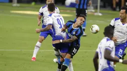 Pemain Sampdoria Andrea Bertolacci (kiri) dan pemain Inter Milan Lautaro Martinez berebut bola dalam pertandingan Serie A di Stadion San Siro, Milan, Italia, Minggu (21/6/2020). Inter Milan mengalahkan Sampdoria 2-1. (AP Photo/Antonio Calanni)