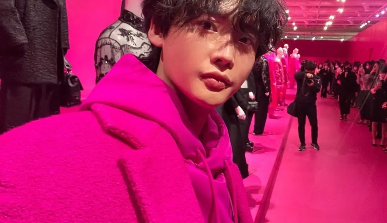 Lee Jong Suk tampil mencolok dengan kostum serba pink di acara ini. (Foto: Instagram/ jongsuk0206)