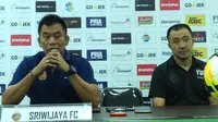 Pelatih Sriwijaya FC, Subangkit (kiri), seusai laga kontra Persib Bandung, Sabtu (4/8/2018) di Stadion GBLA. (Bola.com/Muhammad Ginanjar)