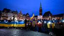 Para demonstran mengambil bagian dalam unjuk rasa untuk mendukung Ukraina, untuk menandai tahun ketiga invasi militer Rusia ke Ukraina, di Frankfurt, Jerman pada 24 Februari 2025. (Foto: AFP)