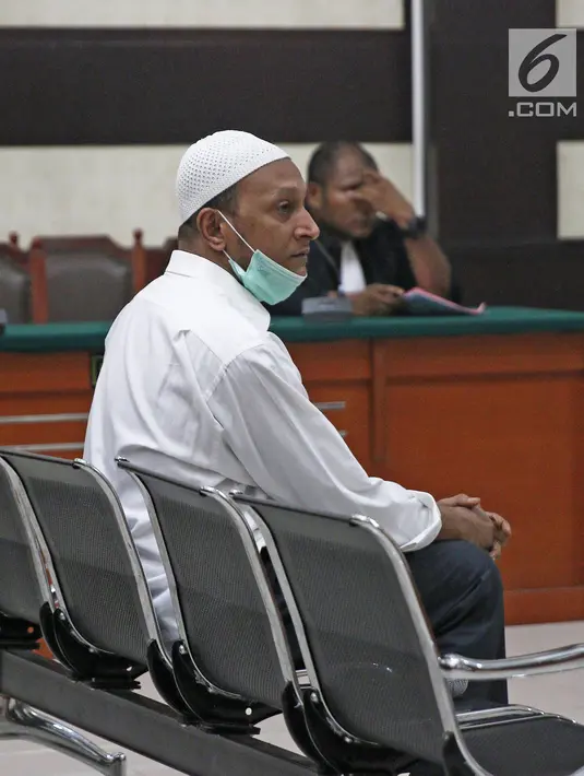 Terdakwa kasus penembakan dr Letty Sultri, dr Helmi mendengarkan dakwaan di PN Jakarta Timur, Kamis (29/3). Helmi menjalani sidang perdana dengan agenda pembacaan surat dakwaan oleh JPU. (Liputan6.com/Herman Zakharia)